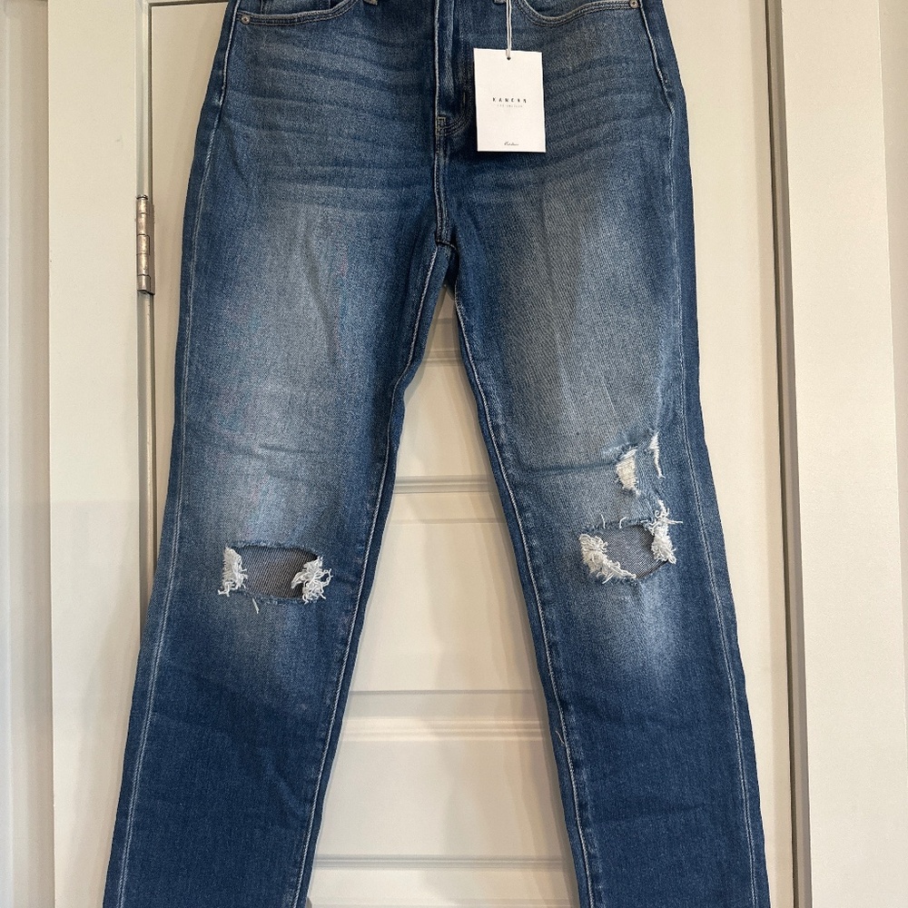 Straight fit wholes in knees